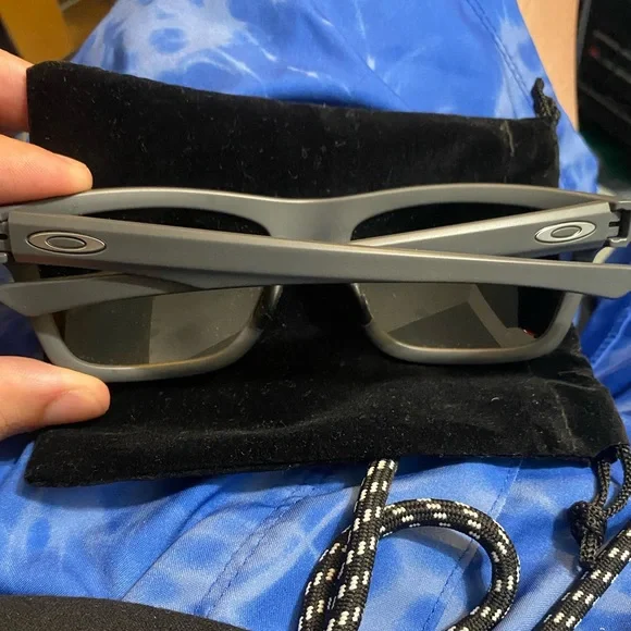 Oakley sunglasses - Picture 2 of 4